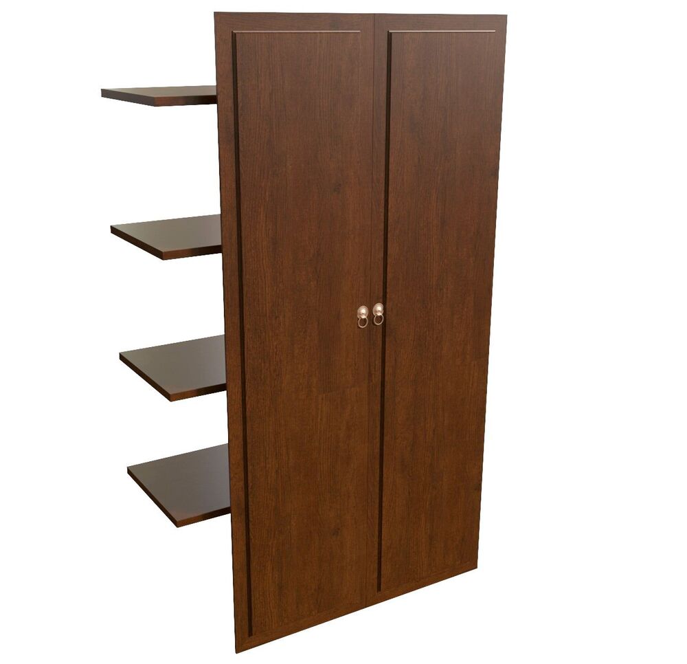 Наполнение двухстворчатого шкафа с деревянными дверьми и вешалкой