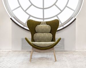 Кресло на деревянных опорах