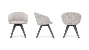 Кресло на деревянной крестовине