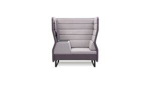 Кресло с высокой спинкой со столиком слева